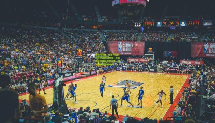 爱游戏体育_弗里克执教巴萨缔造欧冠神话，连克英超四强双杀切尔西，战术智慧引领新时代